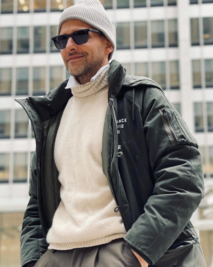 Afrontar el frío con estilo es fácil. No nos engañemos, una de las cosas más divertidas que nos ha dejado el temporal han sido los estilismos: desde los que han salido de punta en blanco como si viniesen de Baqueira con su ropa de “après-Ski” a los que han cogido un batiburrillo de prendas que iban desde las sudaderas de propaganda a los pantalones de montaña y bolsas de plástico cubriendo los zapatos. Si deseas ir calentito, cómodo, elegante y sin perder la dignidad en el intento, sabemos cómo vestir bien, y te lo demostramos con estas propuestas.