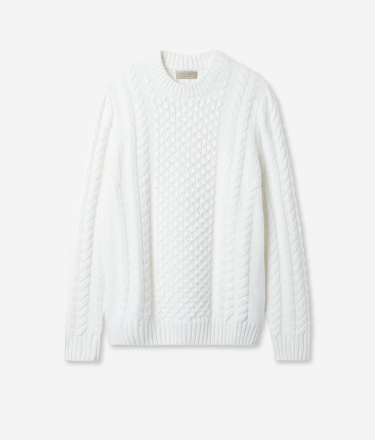 Jersey de ochos de lana merino, de Falconeri. El motivo de ochos aporta un toque tradicional y refinado al estilo de este nuevo jersey de cuello cisne de lana merino, ideal para el hombre elegante y contemporáneo que no quiere renunciar a su comodidad. Precio: 197 €.