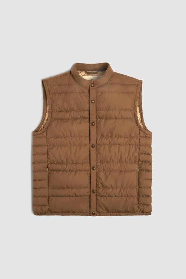 Chaleco acolchado ultraligero, de Woolrich. Ideal para los amantes del estilo clásico y elegante. Este modelo se caracteriza por su corte desestructurado capaz de adaptarse a cualquier movimiento y está hecho de microfibra resistente al agua y al viento. El acolchado de plumón de oca retiene el calor y es ligero y suave. Precio: 250 €.