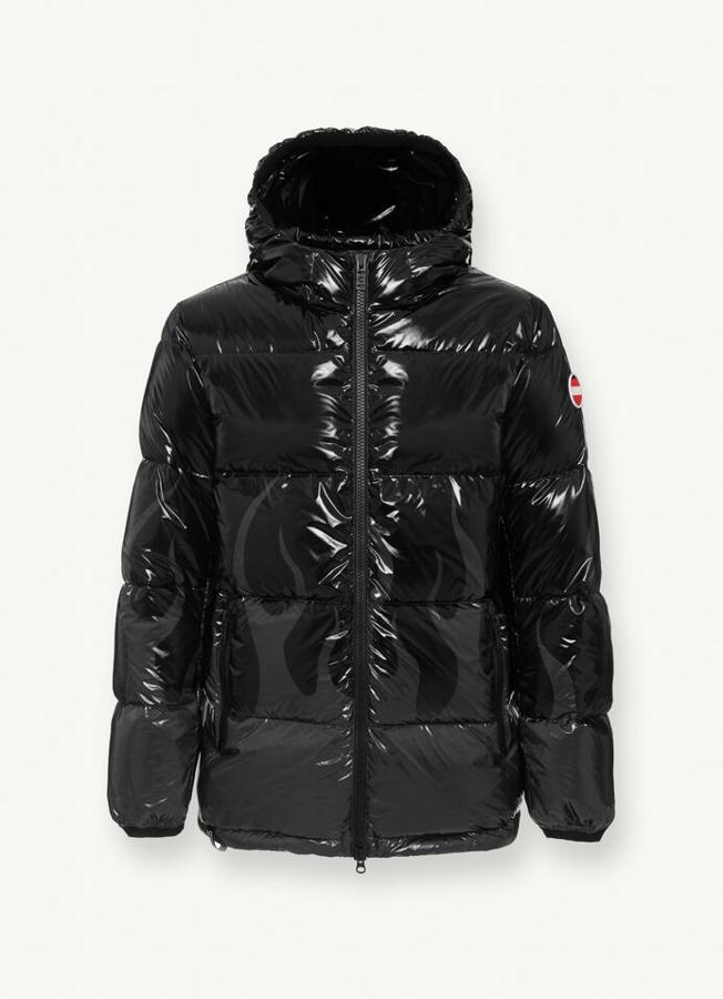 Plumas efecto látex, de Colmar. Confeccionado en tejido superbrillante y acolchado con plumón natural y de corte oversize, destaca por su comodidad y calidez. Precio: 525 €.