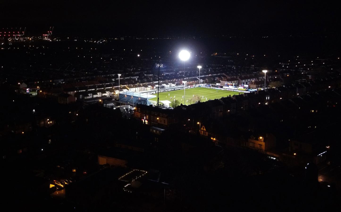 Un estadio integrado entre las casas. 