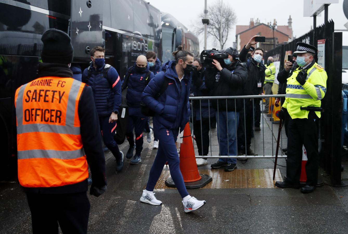 Bale y sus compañeros, a la llegada al estadio. 