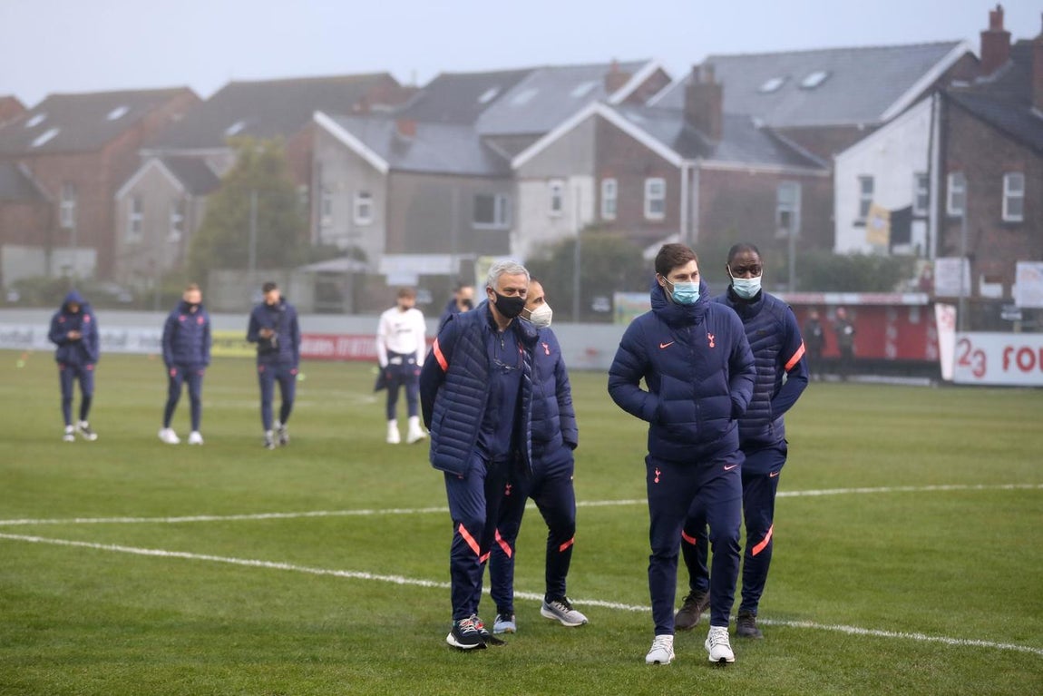 Mou y los suyos reconociendo el terreno de juego. 
