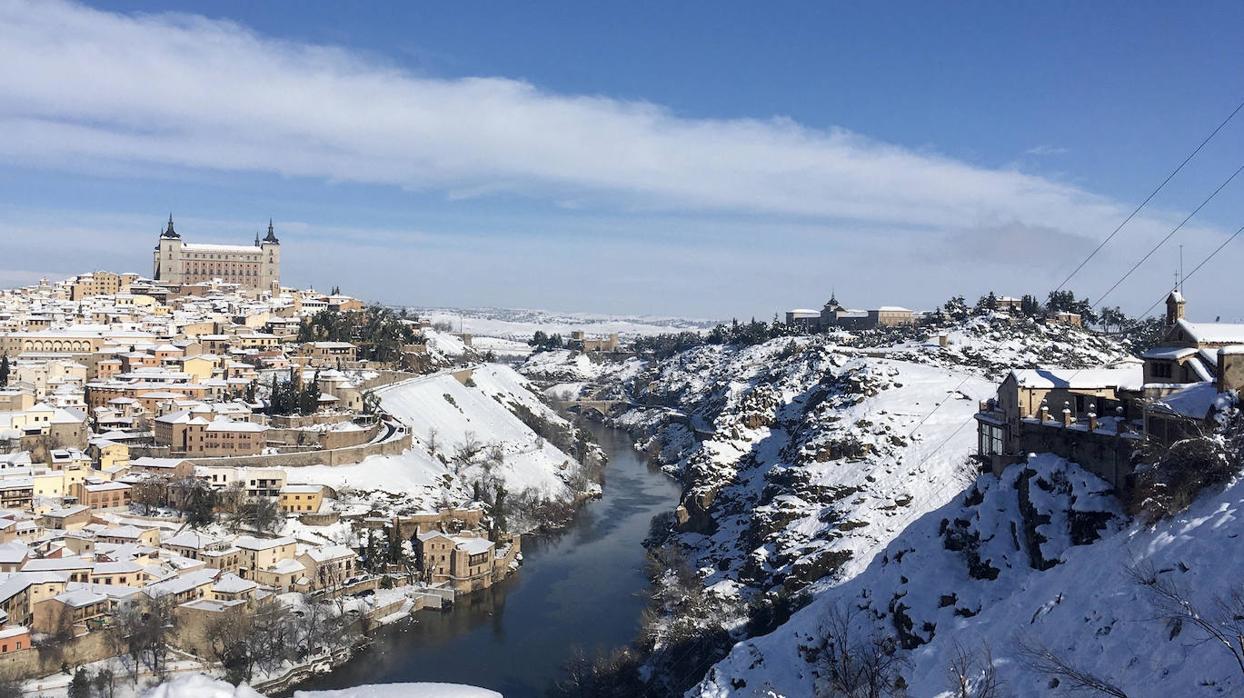 La belleza de Toledo nevado desde el Valle