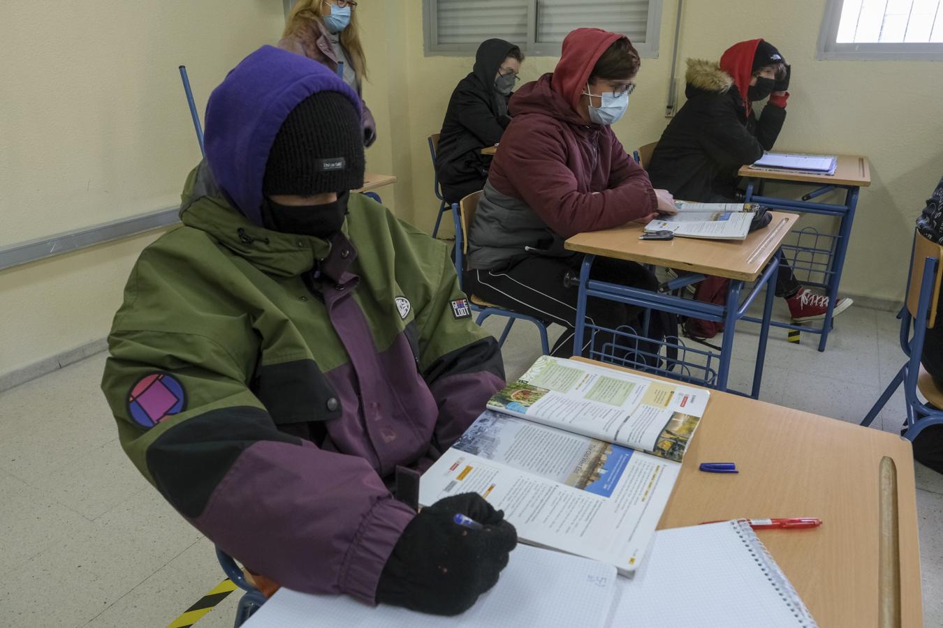 El frío en las aulas de Cádiz, en imágenes