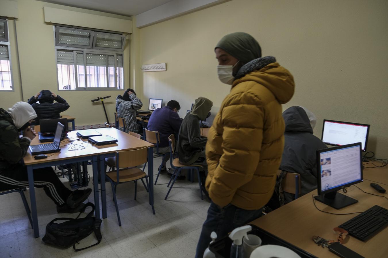 El frío en las aulas de Cádiz, en imágenes