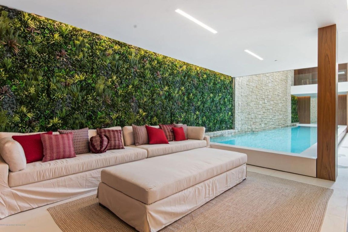 La mansión que Kylie Jenner ha alquilado en Aspen. La piscina cubierta consta también de un pequeño jardín interno con un porche para que puedan disfrutar del agua aunque las temperaturas exteriores sean de varios grados bajo cero.