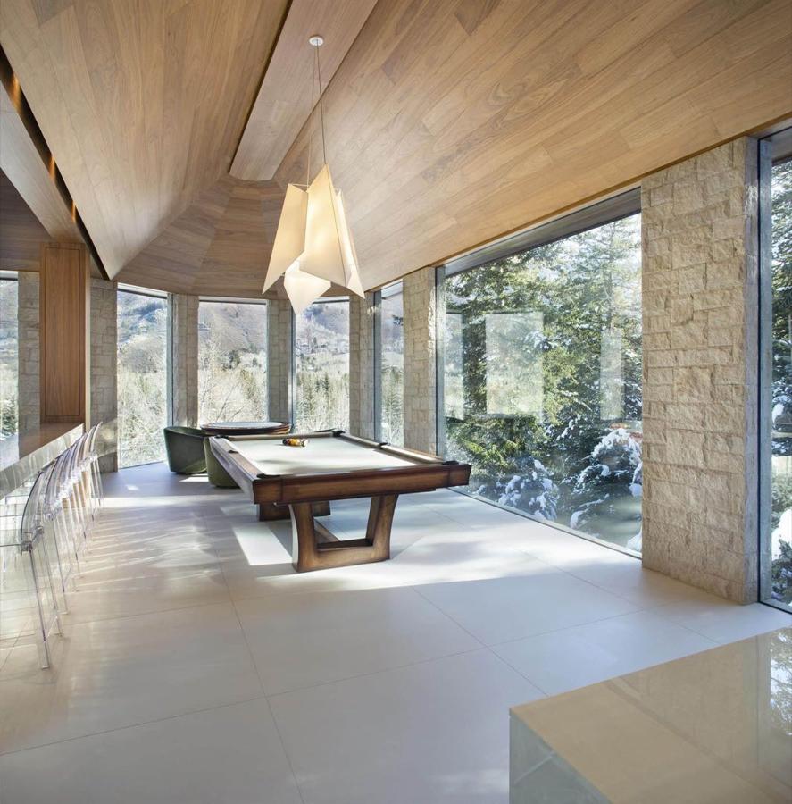 La mansión que Kylie Jenner ha alquilado en Aspen. También hay una sala de juegos con unas vistas envidiables donde el billar se hace con todo el protagonismo.