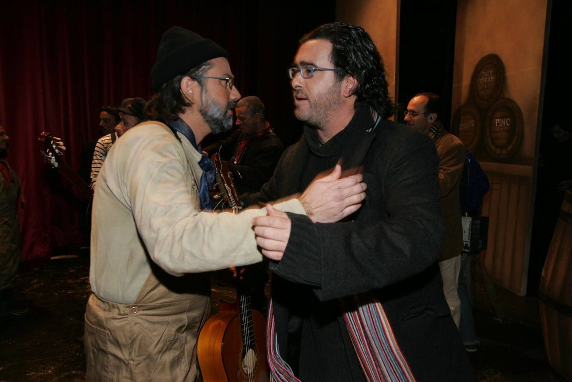 Comparsa 'El golfo de Cádiz'; Miguel Ángel García Cossío, con Juan Carlos Aragón.