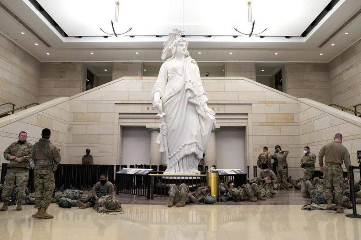 Integrantes de la Guardia Nacional en el Centro de Visitantes, una gran adición subterránea al complejo del Capitolio que sirve como un punto de reunión para hasta 4,000 turistas y como espacio de expansión para el Congreso.. 