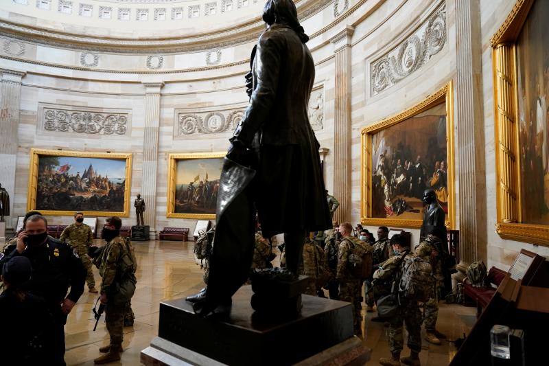 Personal de la Guardia Nacional desplegado por las distintas estancias del Capitolio estadounidense.. 