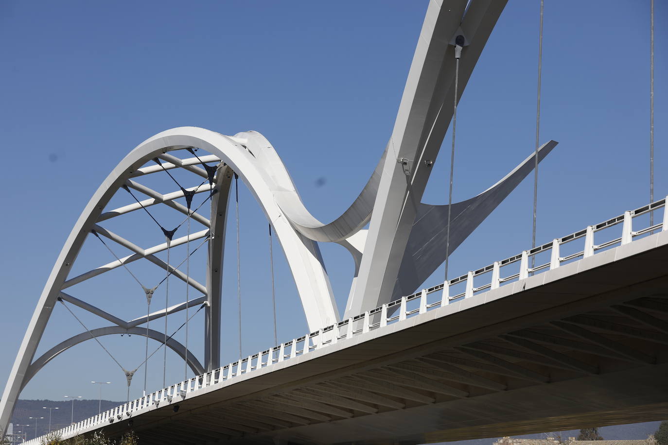 El esbelto aspecto del puente de Ibn Firnás de Córdoba que cumple 10 años, en imágenes