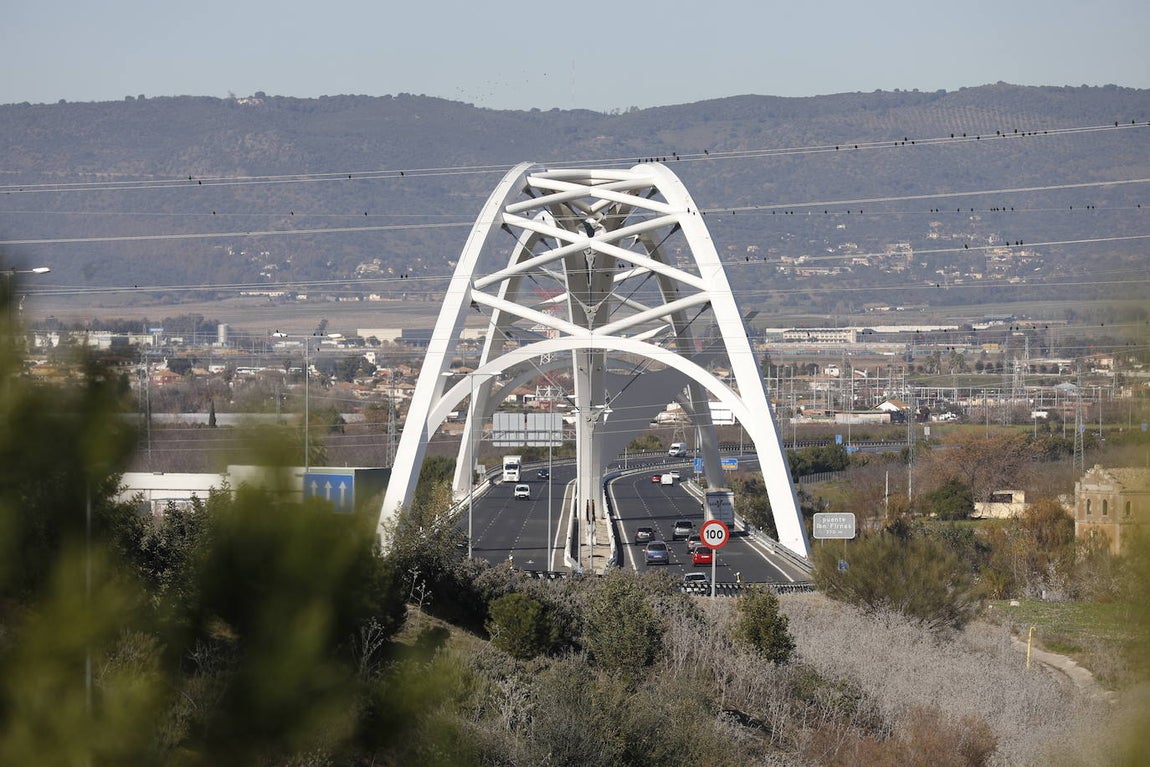El esbelto aspecto del puente de Ibn Firnás de Córdoba que cumple 10 años, en imágenes