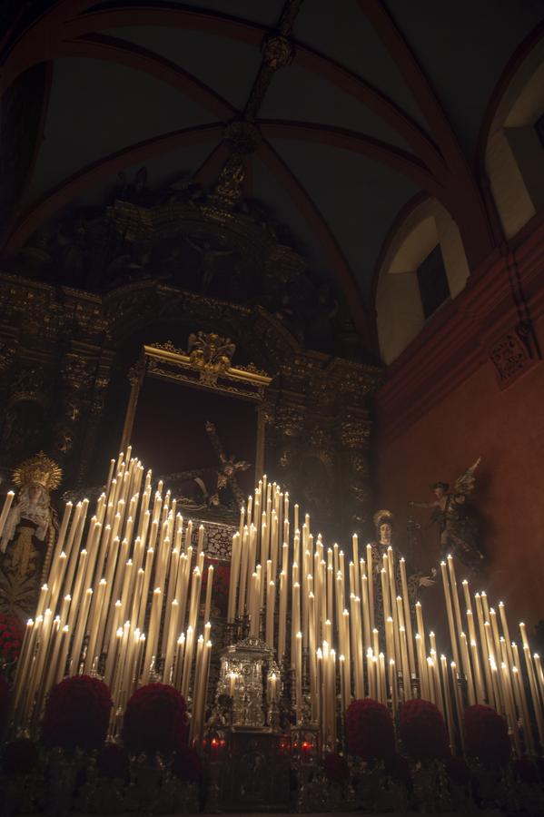 Los titulares de las Penas, a la luz de las velas