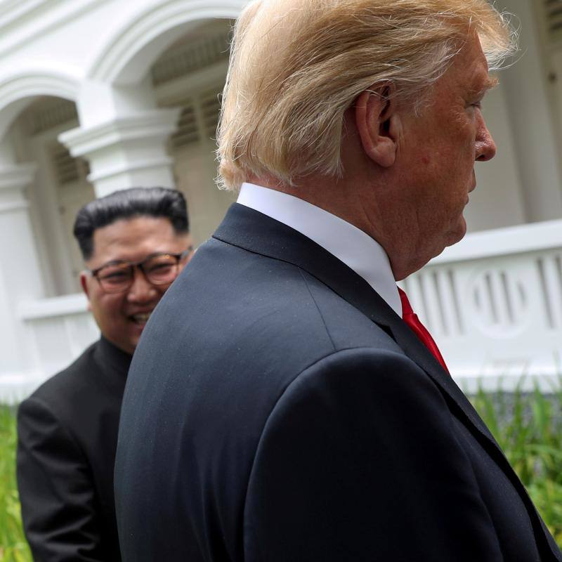 De risas con el «querido líder». El presidente de Estados Unidos, Donald Trump, y el líder de Corea del Norte, Kim Jong Un, caminan juntos antes de su almuerzo de trabajo durante su cumbre en el Hotel Capella en la isla turística de Sentosa, Singapur