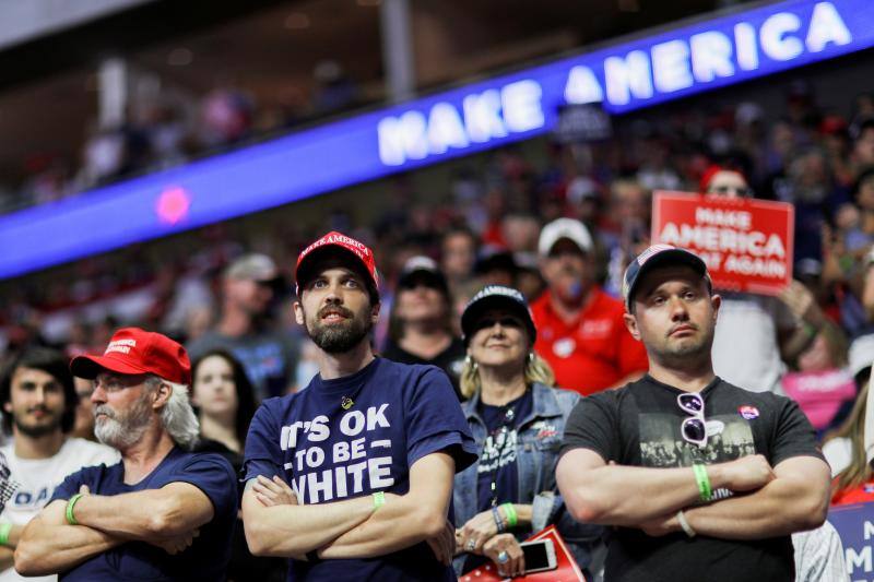 MAGA y los supremacistas blancos. Un partidario del presidente de los Estados Unidos, Donald Trump, lleva una camiseta que dice "Está bien ser blanco"