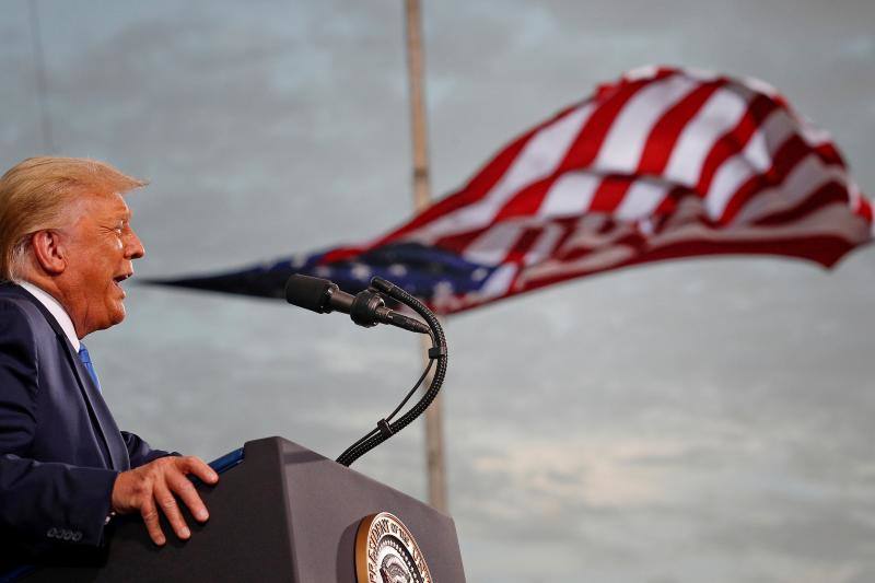 Trump y la bandera. El presidente de Estados Unidos, Donald Trump, habla, con una bandera detrás de él, durante un mitin de campaña en el aeropuerto Cecil en Jacksonville