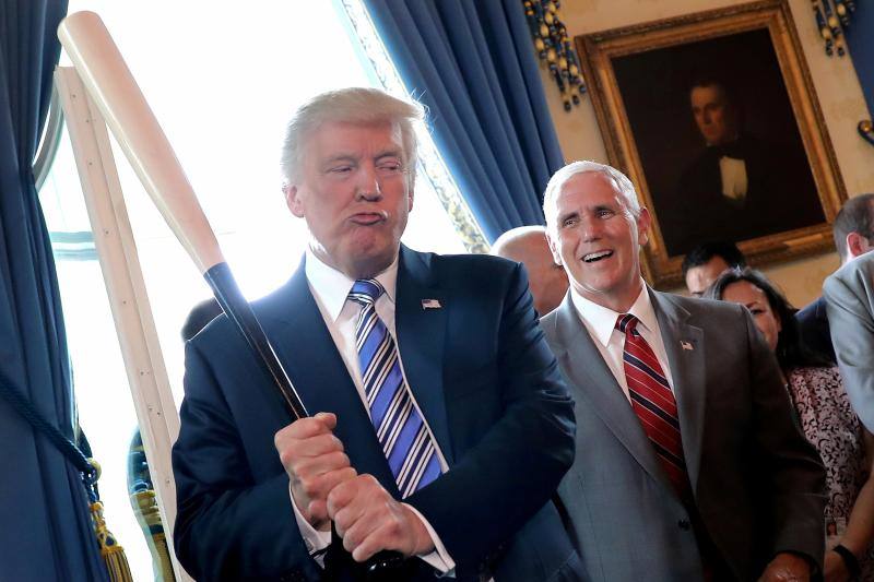 El vicepresidente Pence y el bate de béisbol. El vicepresidente Mike Pence se ríe mientras el presidente de Estados Unidos, Donald Trump, sostiene un bate de béisbol mientras asisten a un evento de productos Made in America en la Casa Blanca