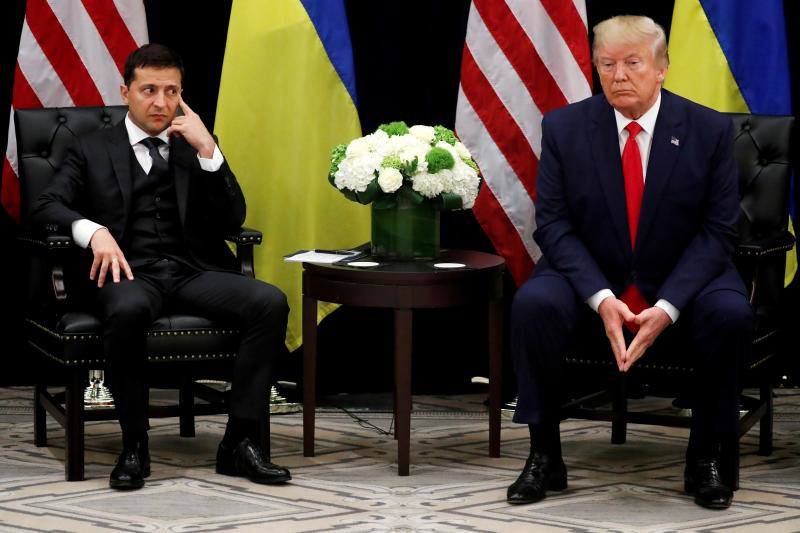 La llamada ucraniana. El presidente de Ucrania, Volodymyr Zelenskiy, escucha durante una reunión bilateral con el presidente de Estados Unidos, Donald Trump. Una conversación telefónica entre ambos líderes propició el primer impeachment contra Trump