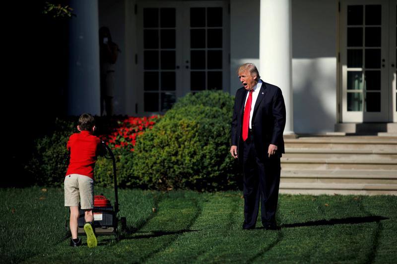 Trump, un niño cortando el césped... y miles de memes. El presidente de Estados Unidos, Donald Trump, da la bienvenida a Frank Giaccio, de 11 años, mientras corta el césped del jardín de rosas en la Casa Blanca en Washington