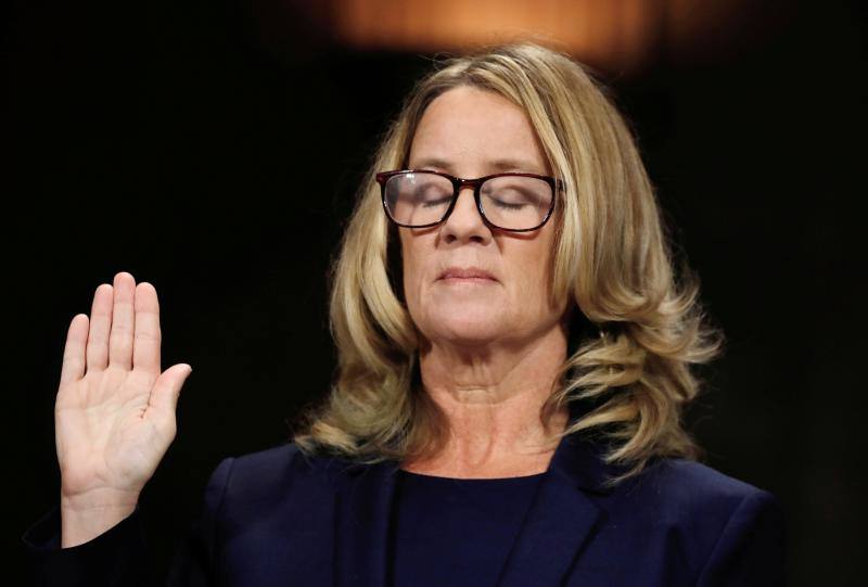 El caso Kavanaugh. Christine Blasey Ford cierra los ojos mientras toma juramento antes de testificar en la audiencia de confirmación del Comité Judicial del Senado para el juez Brett Kavanaugh, nominado a la Corte Suprema del presidente Donald Trump