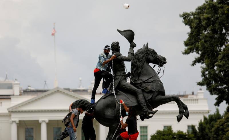 La muerte de George Floyd (2). Manifestantes atan una cadena a la estatua del presidente de los Estados Unidos, Andrew Jackson, en medio del parque Lafayette, frente a la Casa Blanca, en un intento por derribarla