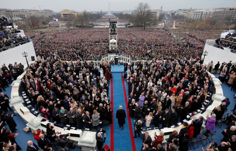 La toma de posesión. Trump criticó la publicación de dos fotografías que contrastaban la cantidad de público asistente a su toma de posesión con la registrada en 2009 para la de Barack Obama