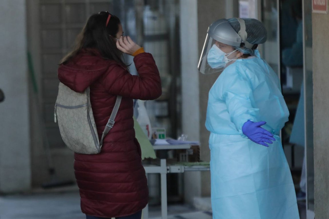 Pruebas PCR en el centro de salud de la barriada de la Paz de Cádiz