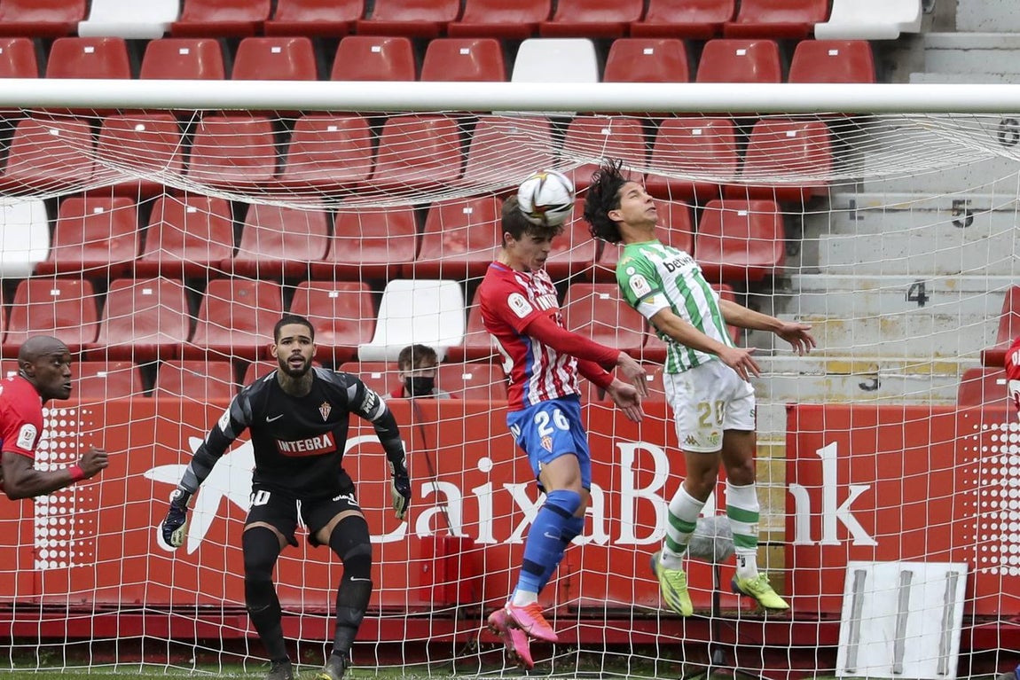 Las mejores imágenes del partido entre el Sporting de Gijón y el Betis (I)
