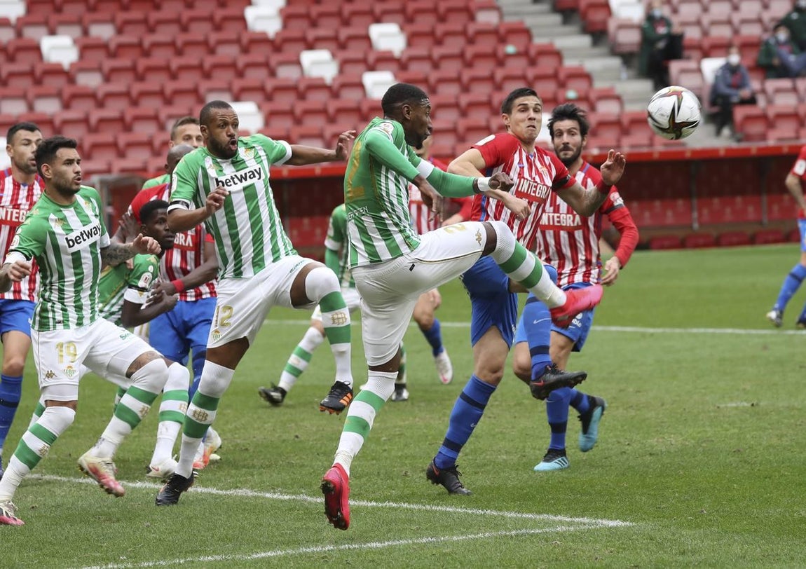 Las mejores imágenes del partido entre el Sporting de Gijón y el Betis (I)