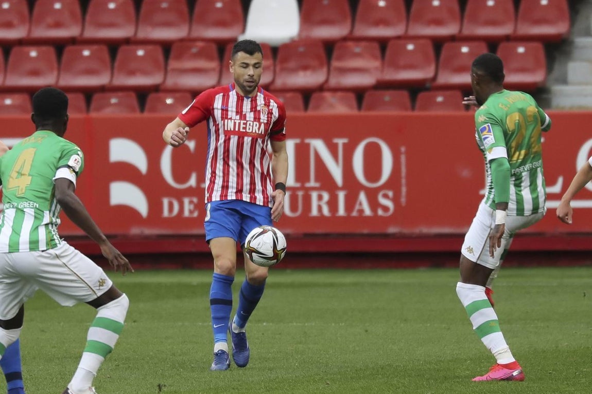 Las mejores imágenes del partido entre el Sporting de Gijón y el Betis (I)