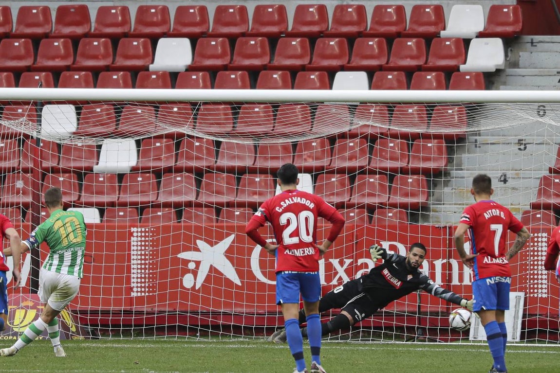 Las mejores imágenes del partido entre el Sporting de Gijón y el Betis (I)