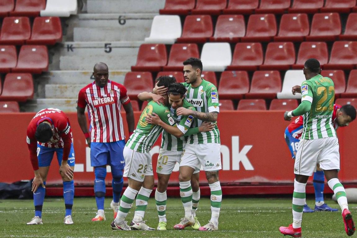 Las mejores imágenes del partido entre el Sporting de Gijón y el Betis (I)