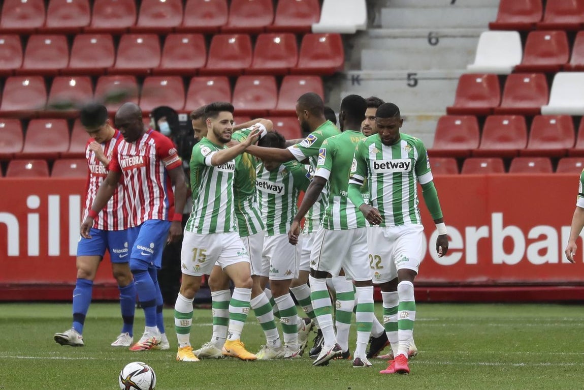Las mejores imágenes del partido entre el Sporting de Gijón y el Betis (I)