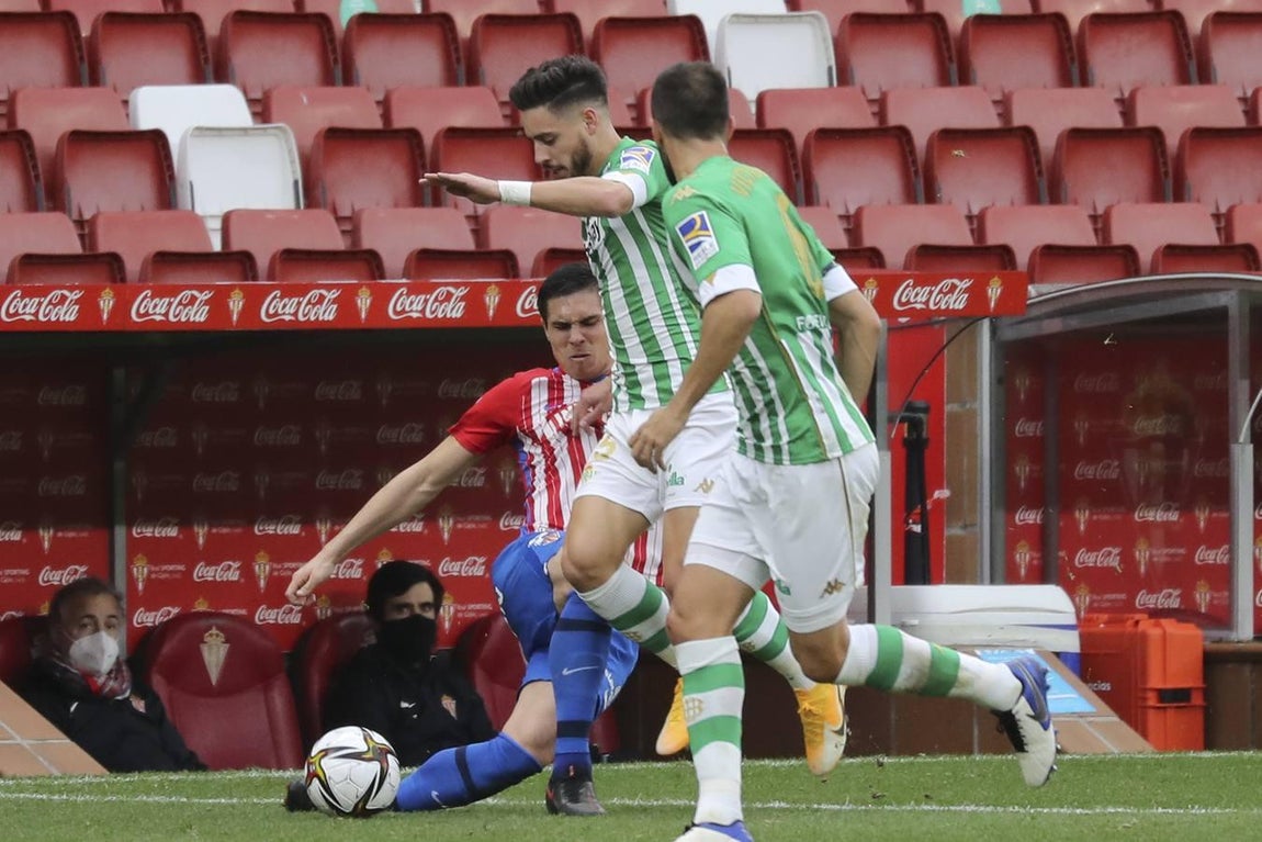 Las mejores imágenes del partido entre el Sporting de Gijón y el Betis (I)
