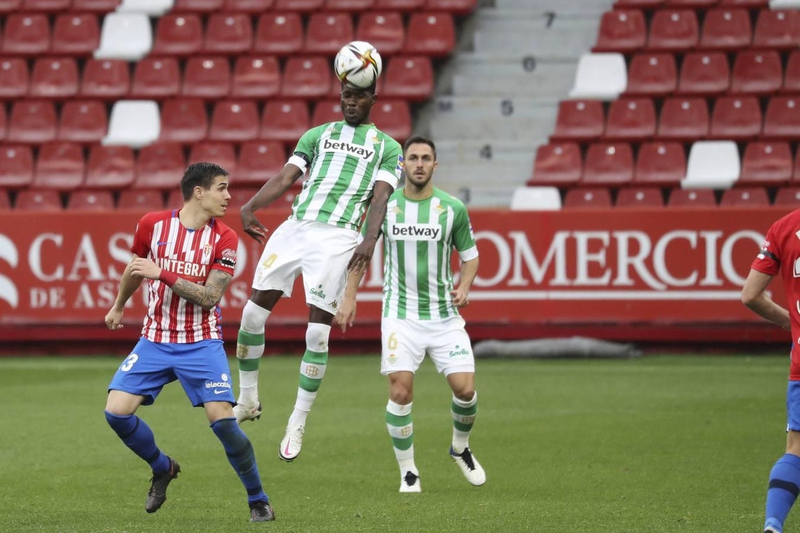 Las mejores imágenes del partido entre el Sporting de Gijón y el Betis (I)
