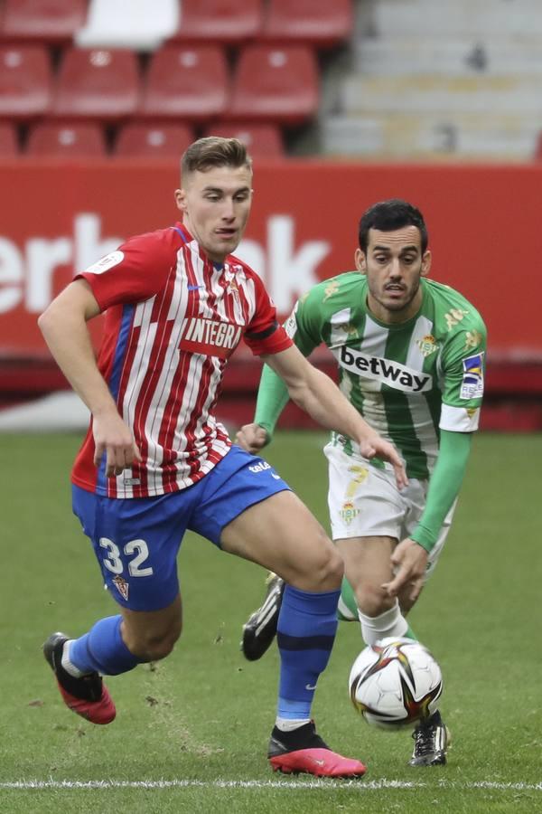 Las mejores imágenes del partido entre el Sporting de Gijón y el Betis (I)