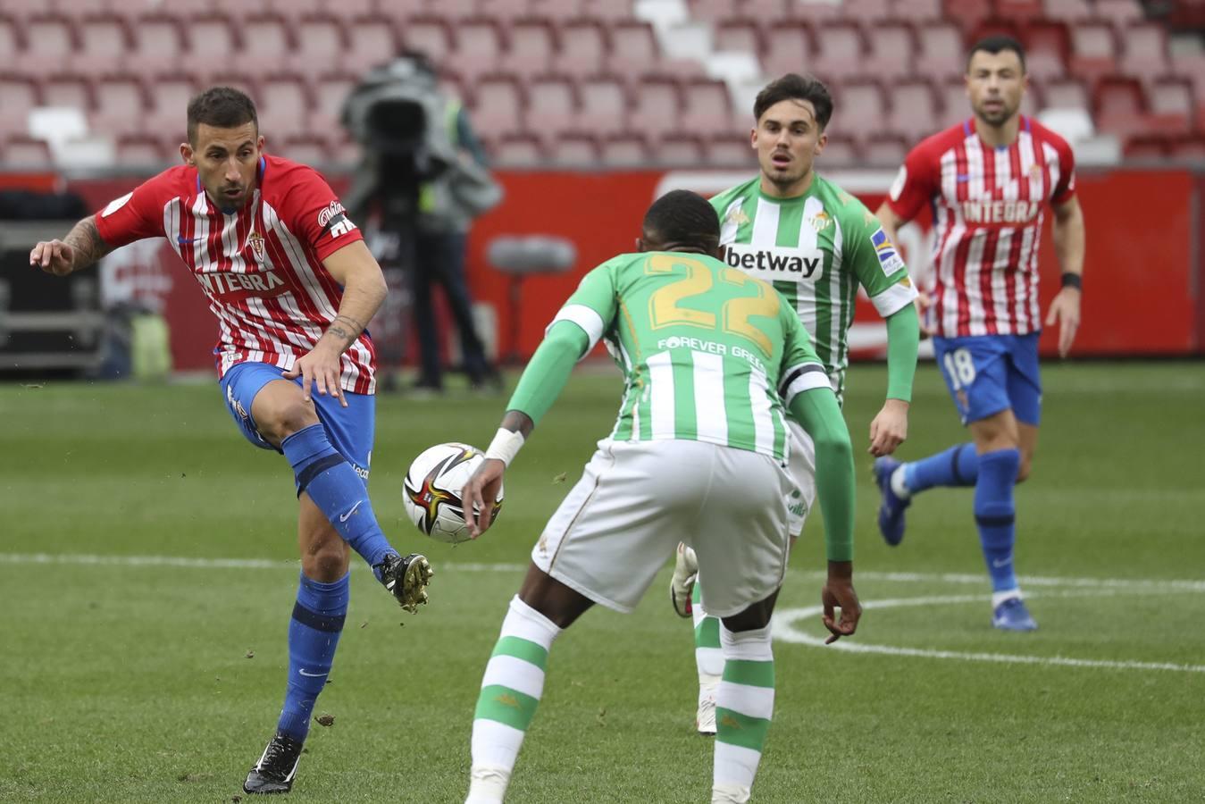 Las mejores imágenes del partido entre el Sporting de Gijón y el Betis (I)