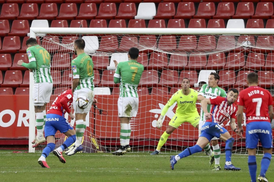 Las mejores imágenes del partido entre el Sporting de Gijón y el Betis (I)