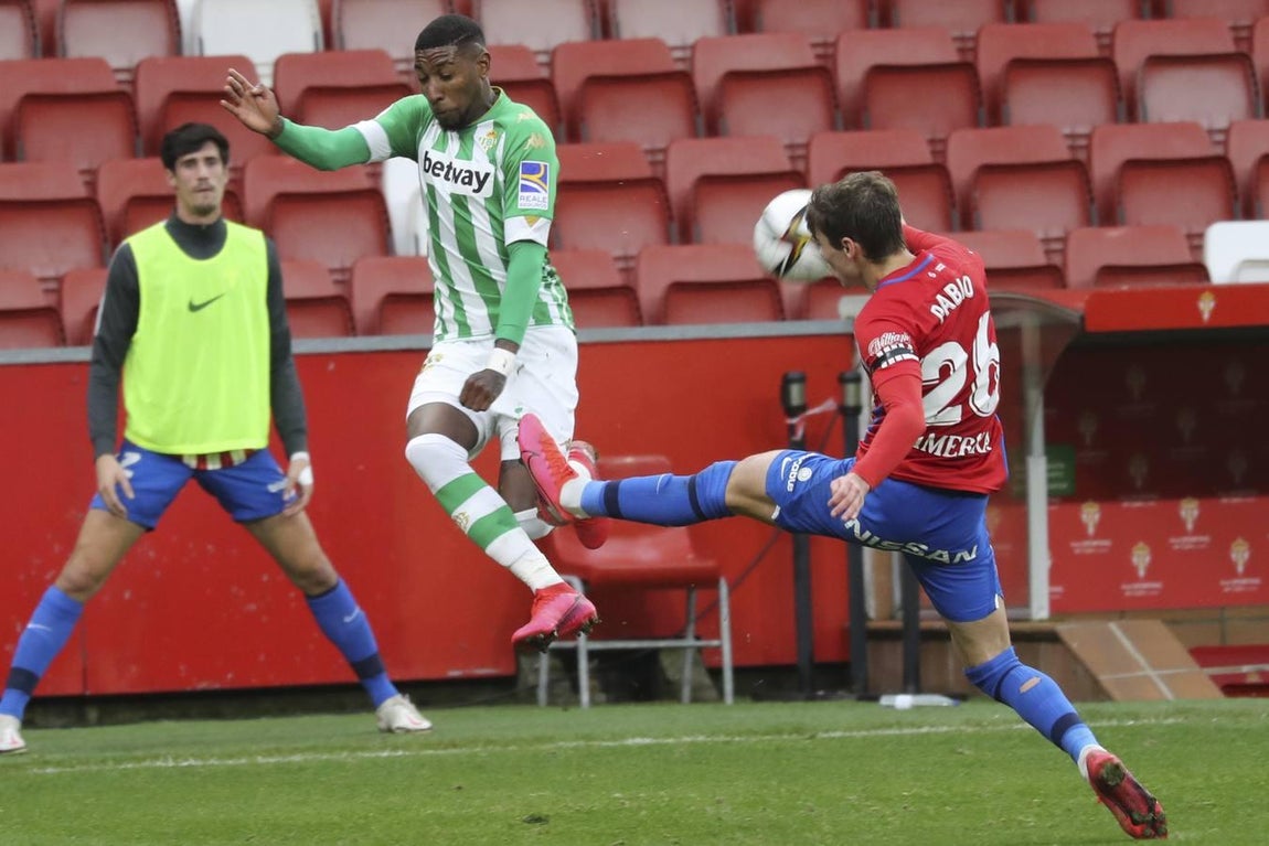 Las mejores imágenes del partido entre el Sporting de Gijón y el Betis (I)