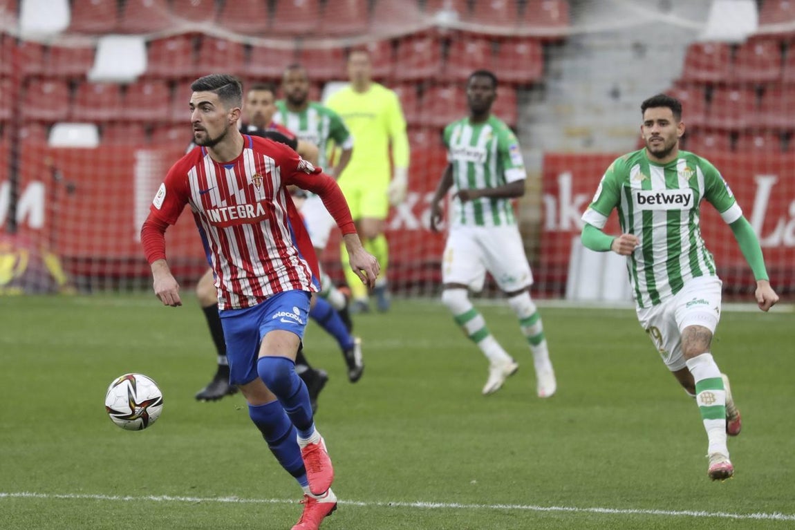 Las mejores imágenes del partido entre el Sporting de Gijón y el Betis (I)
