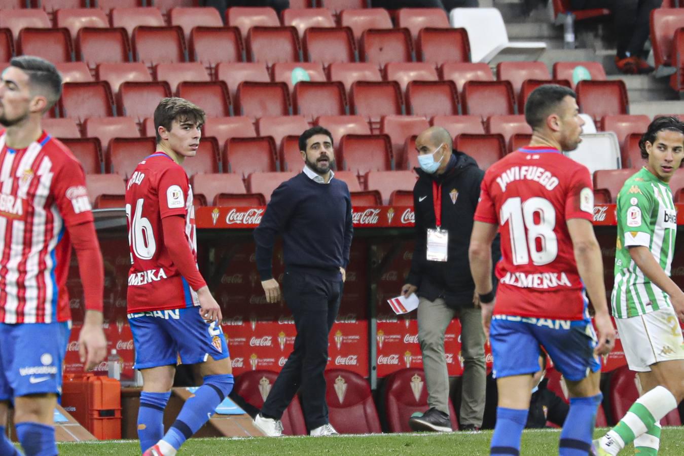 Las mejores imágenes del partido entre el Sporting de Gijón y el Betis (y II)