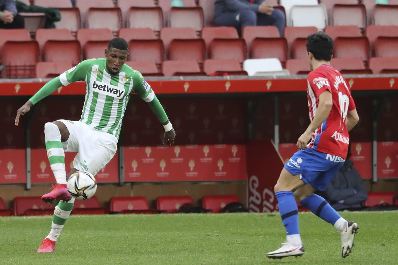 Las mejores imágenes del partido entre el Sporting de Gijón y el Betis (y II)