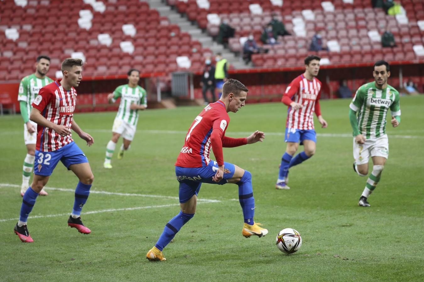 Las mejores imágenes del partido entre el Sporting de Gijón y el Betis (y II)