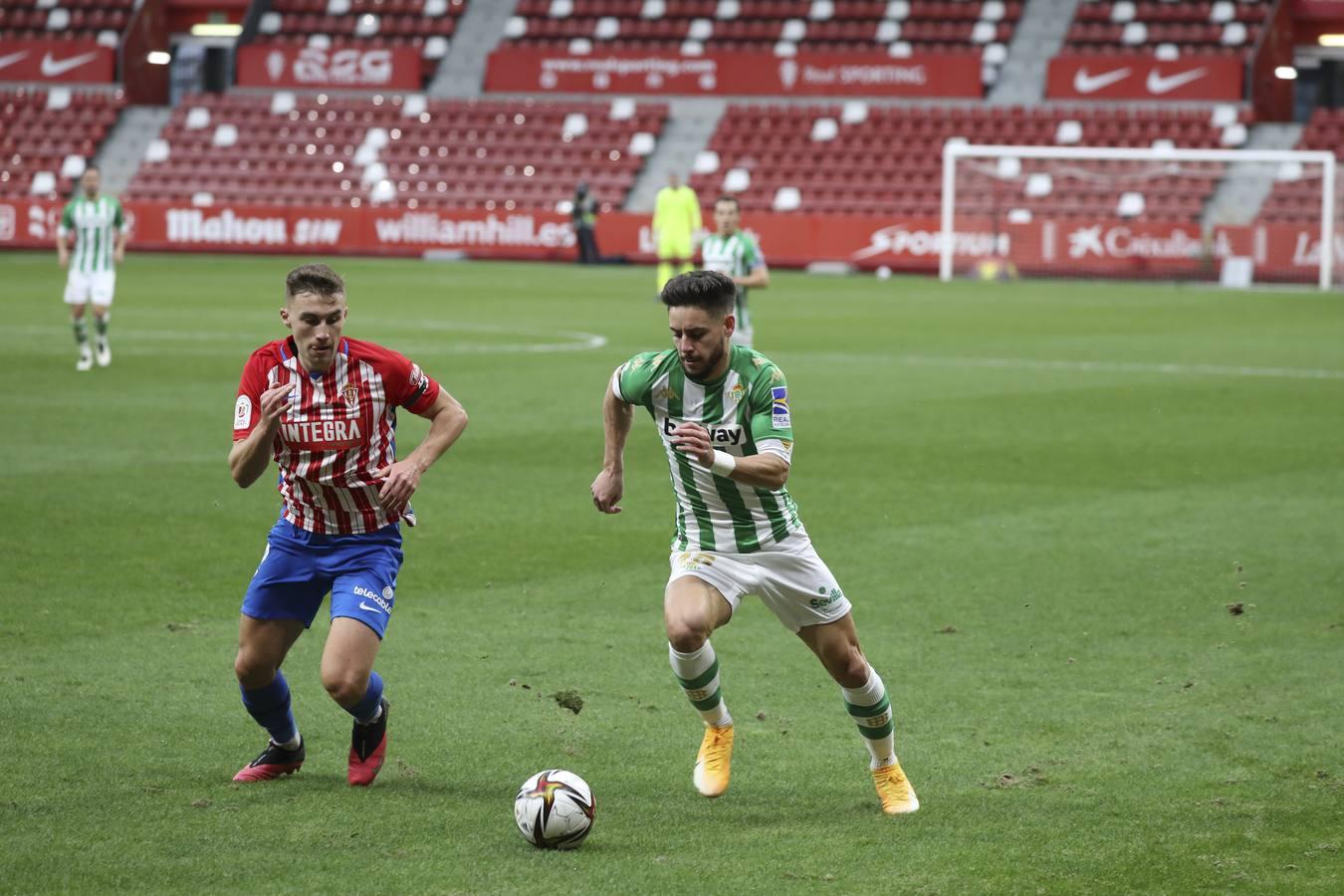 Las mejores imágenes del partido entre el Sporting de Gijón y el Betis (y II)