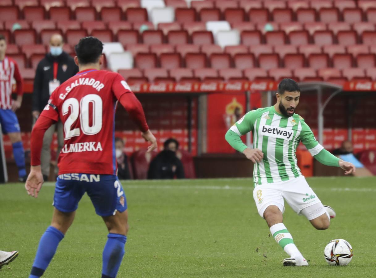 Las mejores imágenes del partido entre el Sporting de Gijón y el Betis (y II)