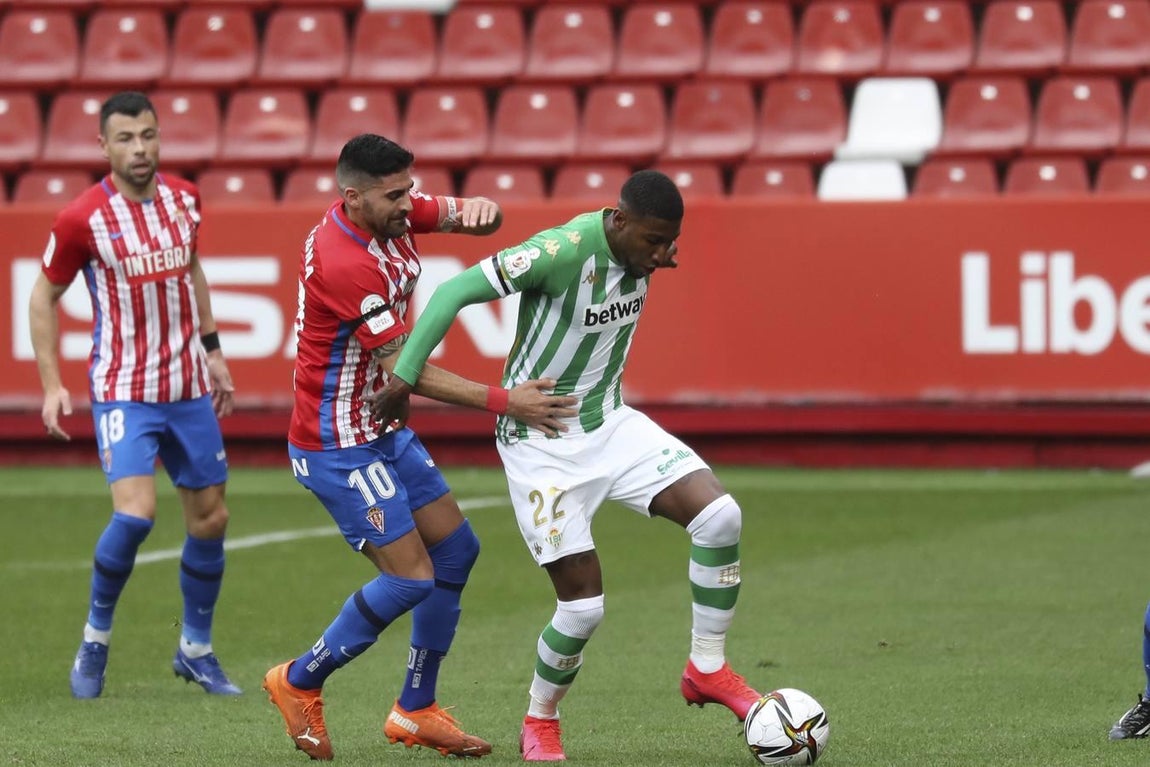 Las mejores imágenes del partido entre el Sporting de Gijón y el Betis (I)