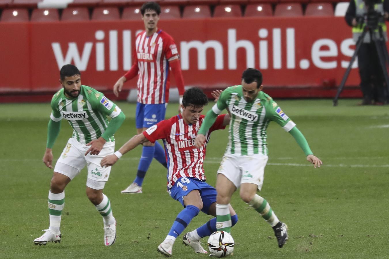 Las mejores imágenes del partido entre el Sporting de Gijón y el Betis (y II)