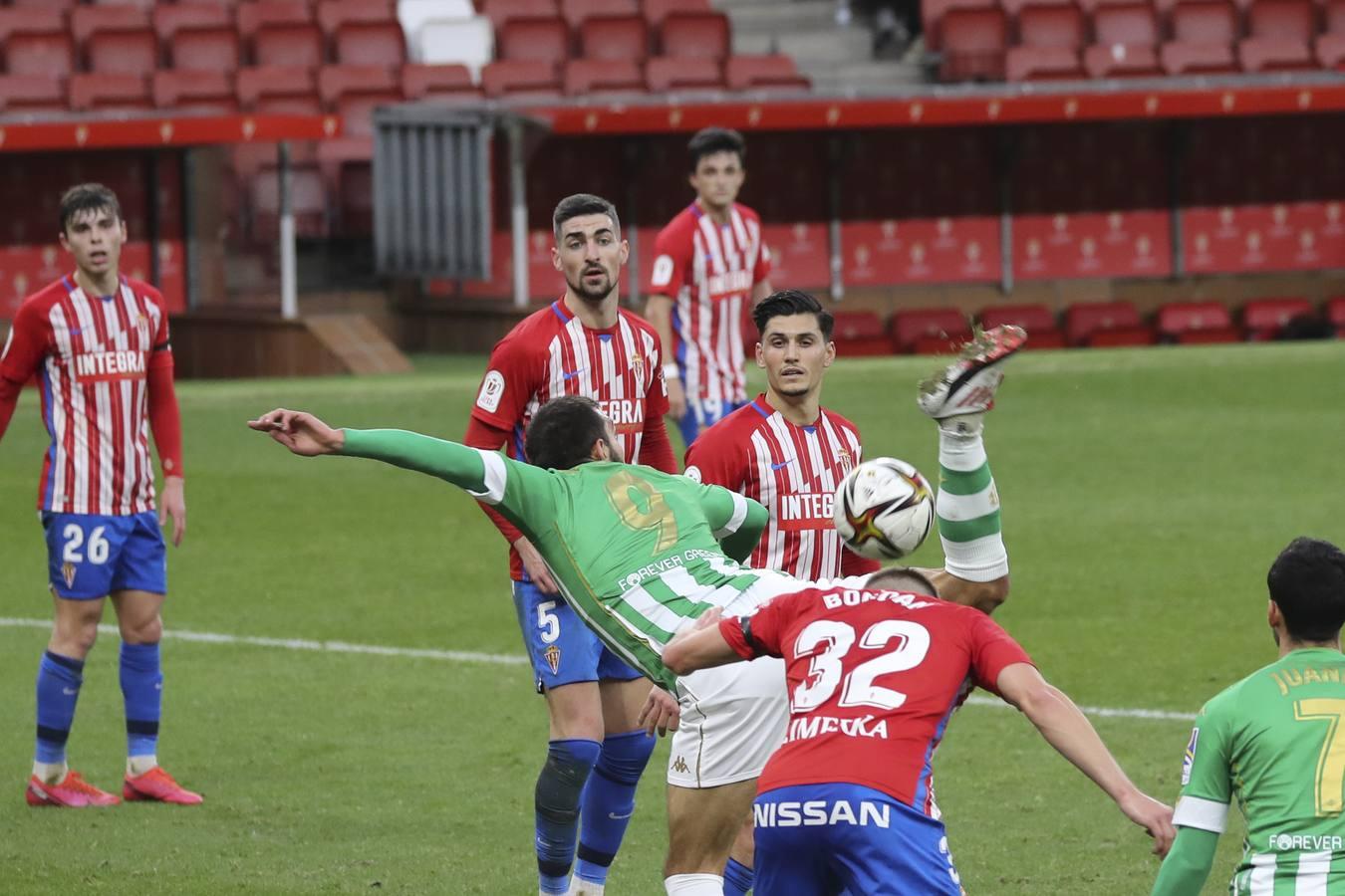 Las mejores imágenes del partido entre el Sporting de Gijón y el Betis (y II)