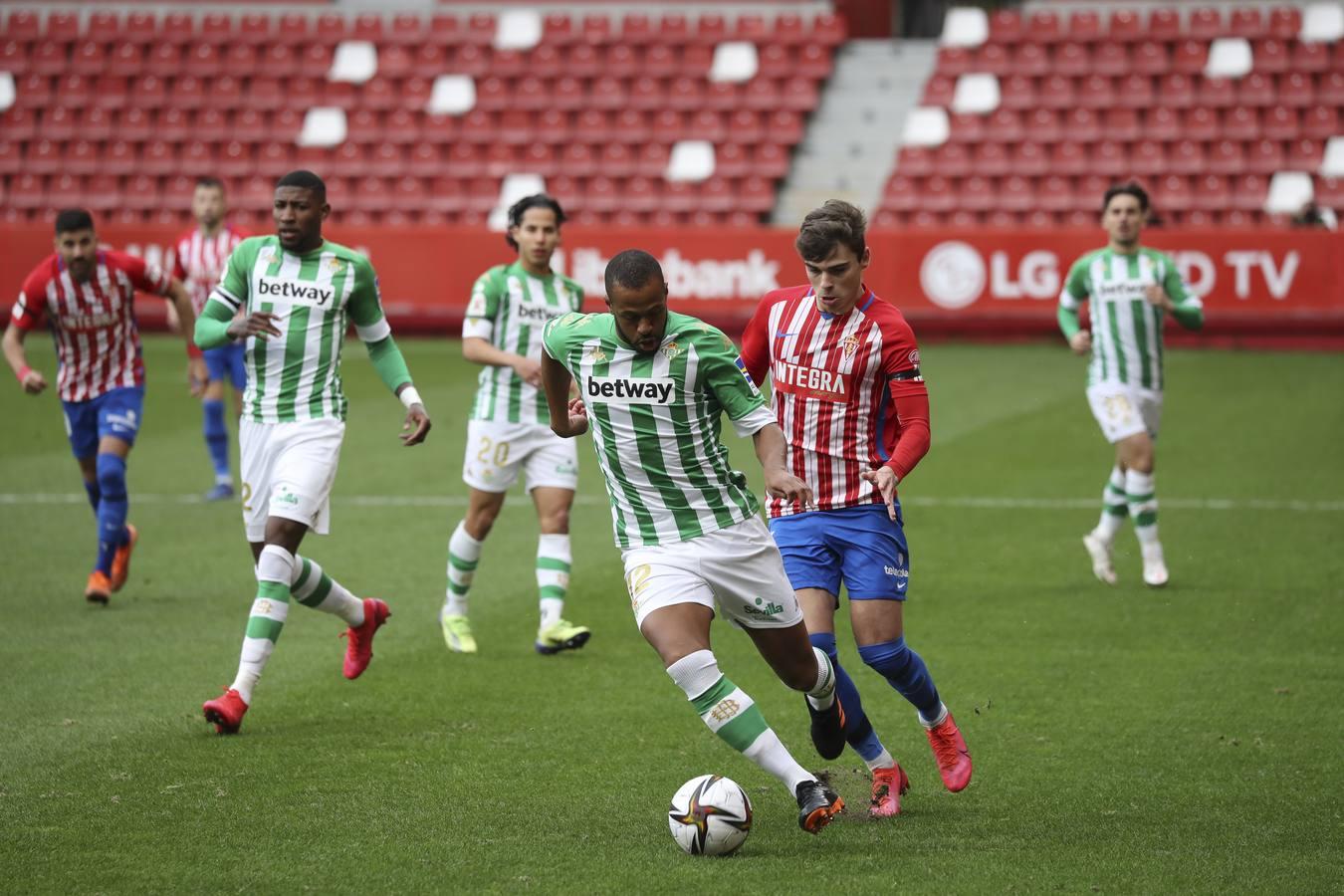 Las mejores imágenes del partido entre el Sporting de Gijón y el Betis (y II)